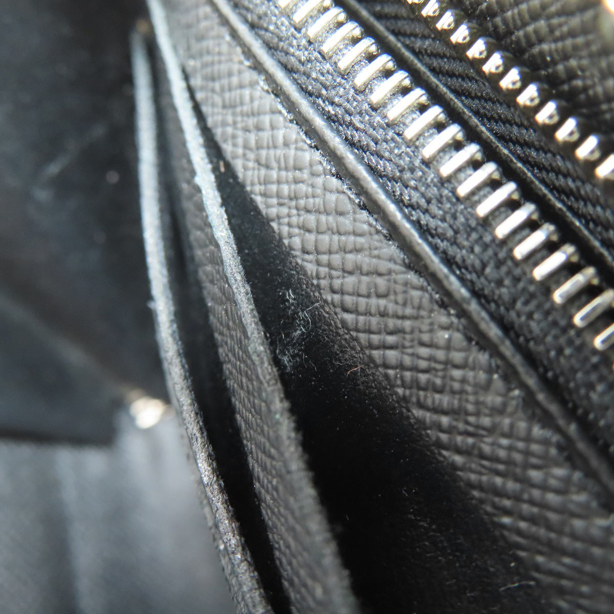 LOUIS VUITTON M69409 Zippy Dragonne Long wallet (with coin pocket) Taiga mens [Used]