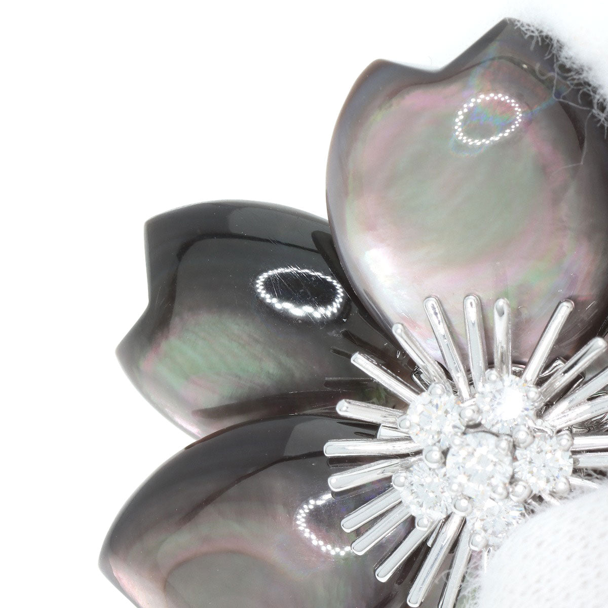 Van Cleef & Arpels Rose de Noel Clip, Medium Model, Grey Mother-of-Pearl with Diamond Brooch K18 White Gold Ladies [Used]